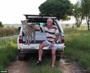 A Jolie le encanta viajar junto con el Dr. Japie Pienaar cuando conduce por la selva